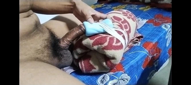 Silikon amcık seks oyuncağını sikiyor