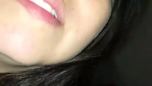 La perra puta mamando verga..