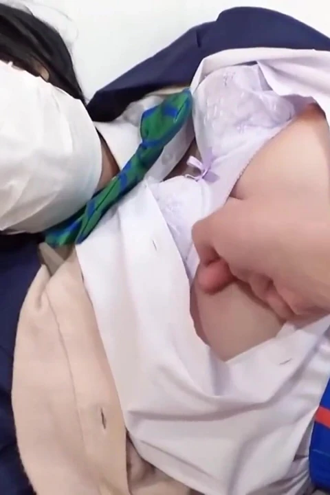Vahşi ifadeli idol gülümsemesi, yoğun bakış açısı enerjisi heyecan verici dölleme doruk anına dönüşüyor