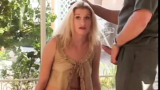 Azgın sürtük çeşitli yaraklı grup seks yapıyor