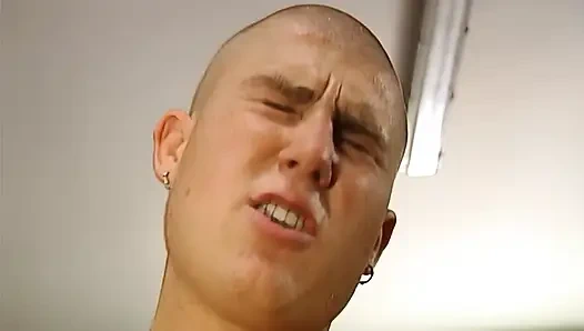 Anal ve götten ağza sakso ile ateşli garajda seks