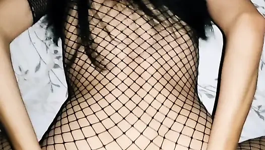 Seksi çift güzel bir ev yapımı videoda anal seks yapıyor