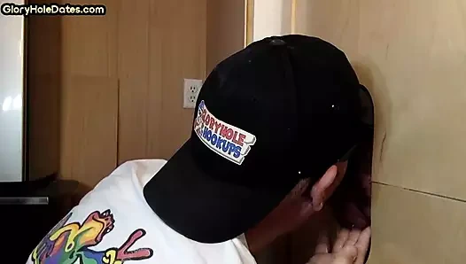 Ev yapımı duvar deliği dilf ağzına boşalana kadar yarak emiyor