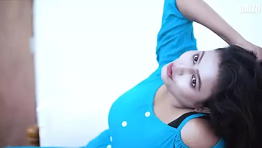 Büyük memeli kız domalarak emiyor ve götünü sikiyor