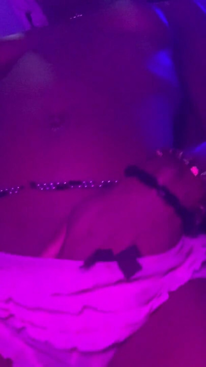 Ateşli zenci genç kızla gerçek ev yapımı amatör seksi dans sert cock yakın çekimde balon götünü sikiyor | Klip 1