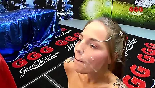 Kızıl Saçlı Sürtük Dört Azgın Adam Tarafından Grup Seks Yapıyor Ve Dölleniyor