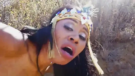 Emmeye hevesli bir sürtük için açık havada ateşli sikiş