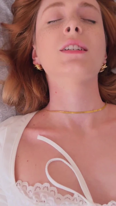 Потрясающий момент из "Сексуальная влиятельная девушка показала, как она зарабатывает свои миллионы!"