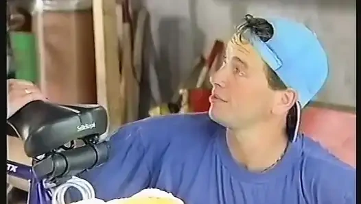 Kıvırcık saçlı sarışın genç kız sakso çekiyor ve sıkı götünü siktiriyor