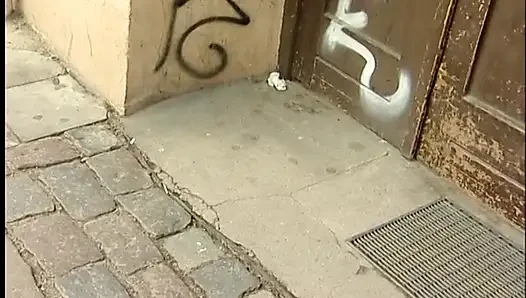 Amatör esmer genç kız büyük yarağı emiyor ve domalarak sikiliyor