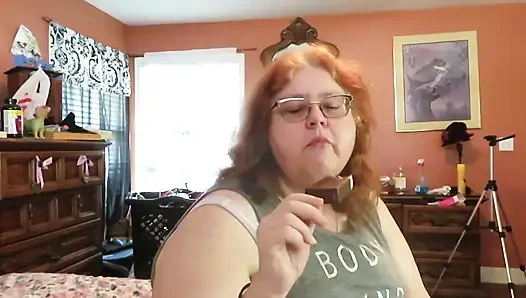 İri güzel kadın kızıl saçlı olgun hemşire Vicki dondurma yalıyor ve emiyor