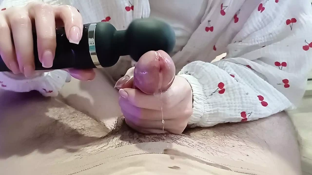 Подруга извлекает сперму с помощью нового вибратора