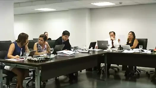 Konsey toplantısında seksi topuklu ayaklar ayakkabı oyunu