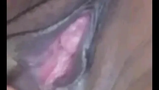 Seksi evli kadın kocasının arkadaşı tarafından sert sikiliyor