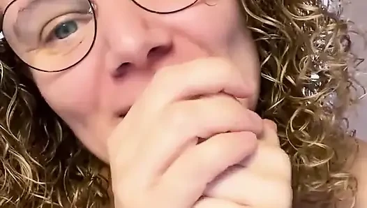 Merce'in sandalyede mastürbasyon yaptığı yakın çekim, sikişmek gibi azgın