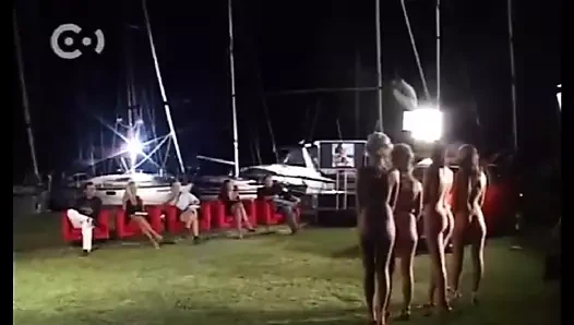 Çıplak bir yarışmada dört model