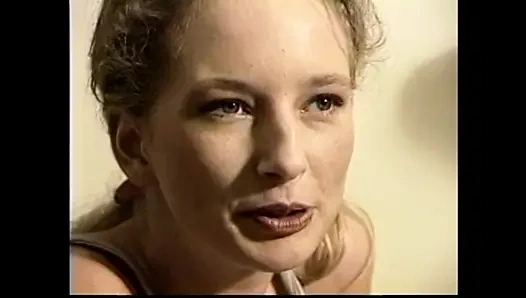 İki amatör lezbiyen birbirlerini yalıyor, öpüşüyor ve parmaklıyor