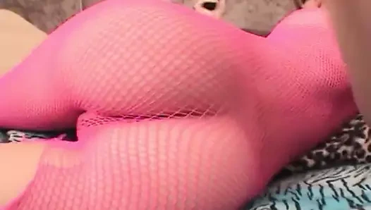 Dik esmer genç tatmin etmek ona kedi