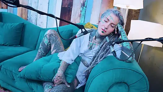 H hakkında konuşuyorum - mutluluk - asmr podcast sfw konuşuyor gotik sıska kız dreadlocks dövmeli model dövmeli kız