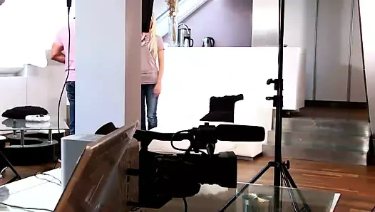 Sarışın alır sert parmak içinde ona kedi önce seks