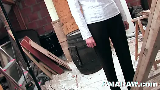 Sarışın Betty Wood anal seks yapıyor ve ağzına boşalıyor