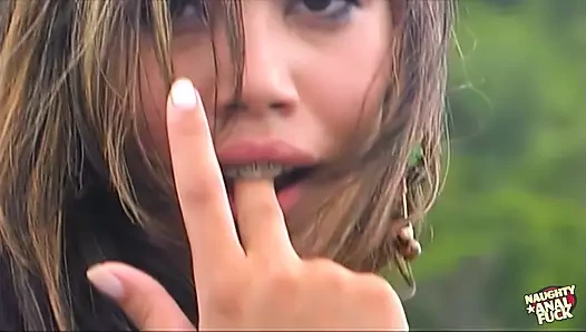 Teknelerle açık havada süper sert anal sikişen başka bir çarpıcı kaltak