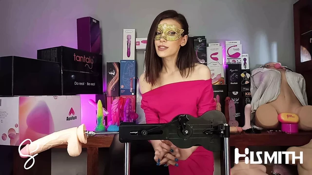 Sarah Sue, hismith'ten auxfun sikiş makinesini inceliyor