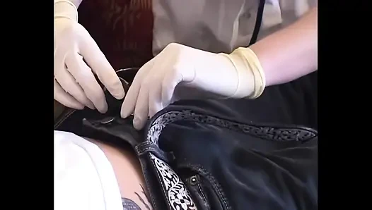 Şehvetli inliyor yüksek sesle yankılıyor