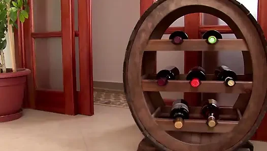 Büyük memeli Fransız sarışın amcığını oyuncakla boşaltmak için burada