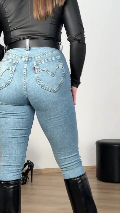 Обязательный для просмотра момент из "Я показываю тебе мои лучшие кожаные наряды"