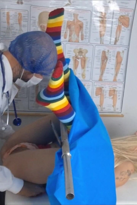 Jinekolog hastanın vajinasını karşı koyamadı!