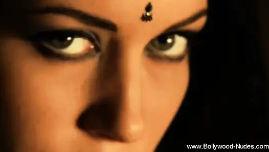 Deva Dassi'nin şehvetli göbek dansı