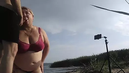 Kayınvalidem sahilde sikimi emiyor ve ağzına boşaltıyor