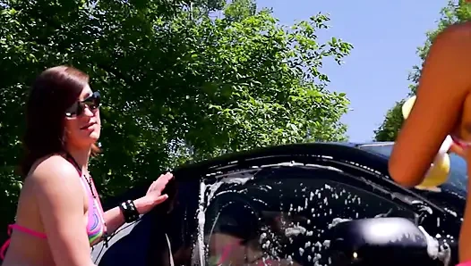 Genç sürtükler araba yıkamada sikiliyor!