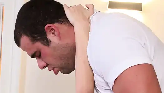 Ateşli bir sarışın için çifte penetrasyon ve anal seks