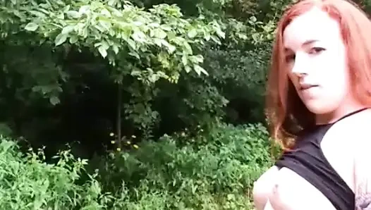 Teşhirci kızıl saçlı parkta sert boşalıyor