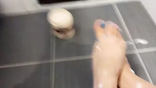 Ayakları losyonlamak