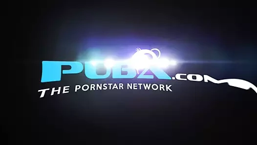 Brooklyn kendine dokunmadan önce kıvrımlarını sergiliyor