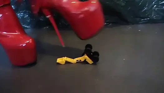 Lady l cut oyuncağı kırmızı seksi çizmelerle eziyorum.