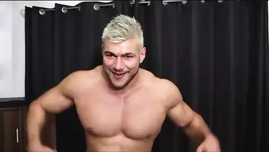 Çukurlarıma tapıyor ve pazılarıma boşalıyor