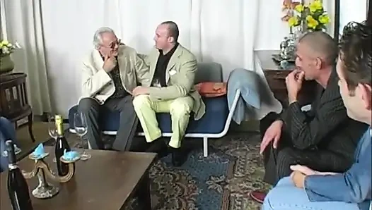 Seksi sarışın kız çift anal üçlü seks yapıyor