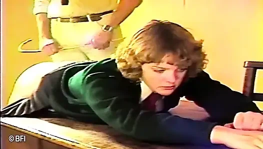 Zavallı genç ateşli kız sınıfta götüne şaplak atıyor