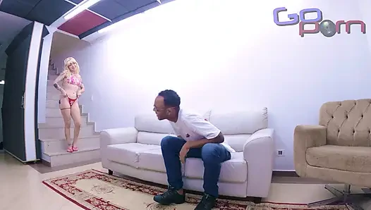 The Naughty Girl Always Wanted to Give It to the Cocky Guy, with No One at Home, She Sat on the Giant Cock