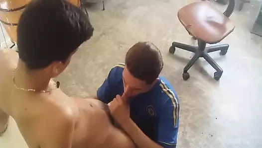 Okuldan sonra genç kızı emiyor