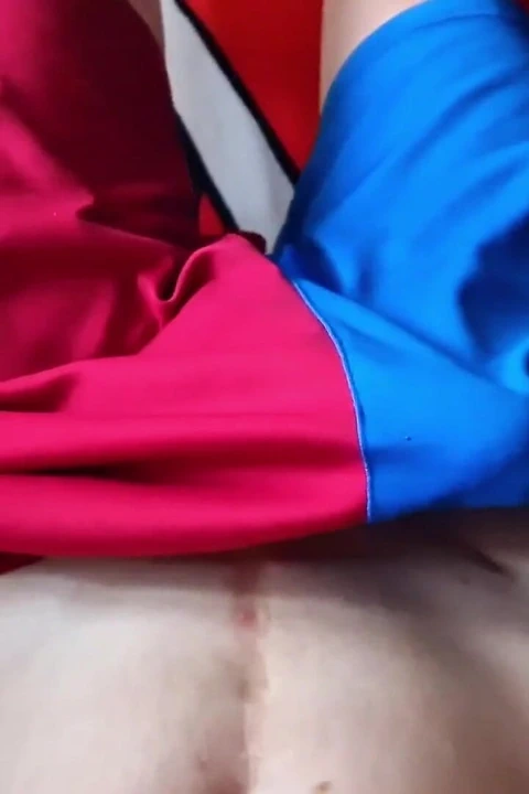 Genç twink futbolcu spor ayakkabılarını çıkarmadan mastürbasyon yapıyor