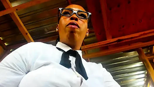 Kütüphanede porno oynadığı için sapık adamı cezalandıran rol yapma
