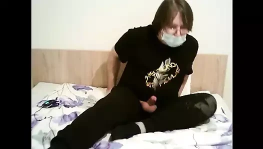 Genç oğlan kamerada mastürbasyon yapıyor ve boşalıyor