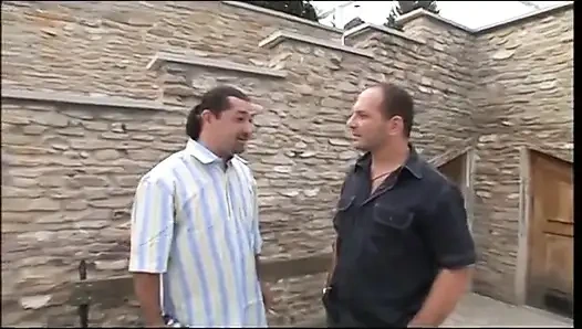 Büyük memeli çarpıcı kaltak çifte sikiliyor ve dölleniyor