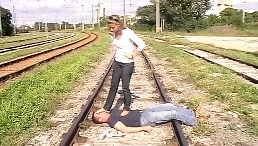 Demiryolu rayları eziyor
