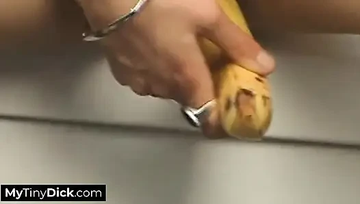 Özgüven ve beceriyle daha küçük bir yarağı ağzına alıyor